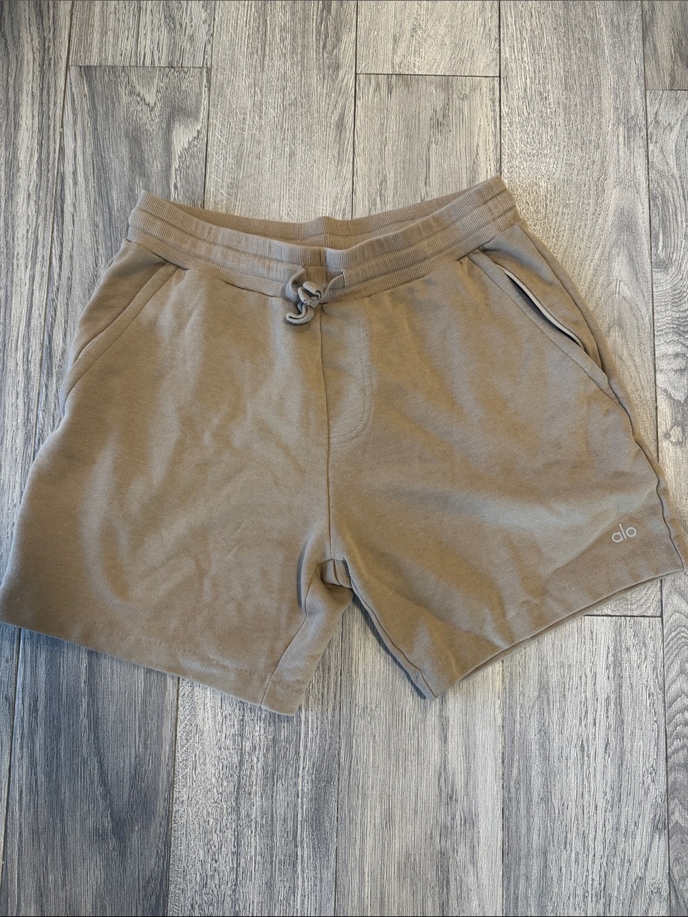 ALO Yoga Men's Athletic Sweat Shorts Sand - Medium